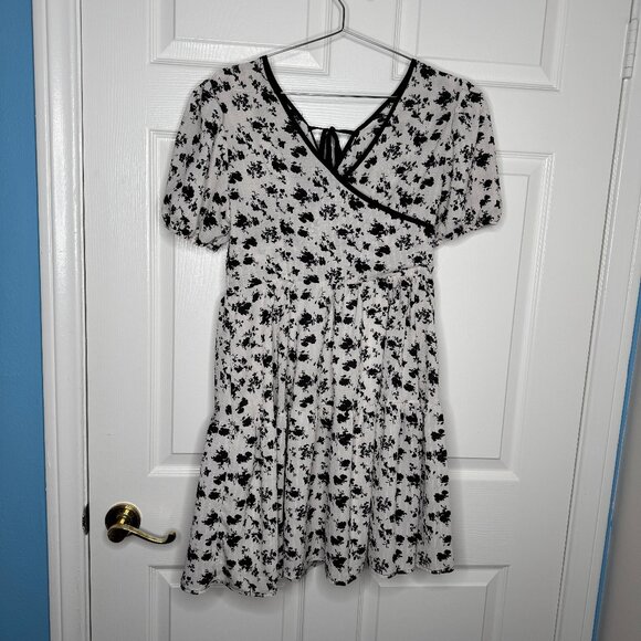 Dresses & Skirts - Black and White Floral Puff Dress